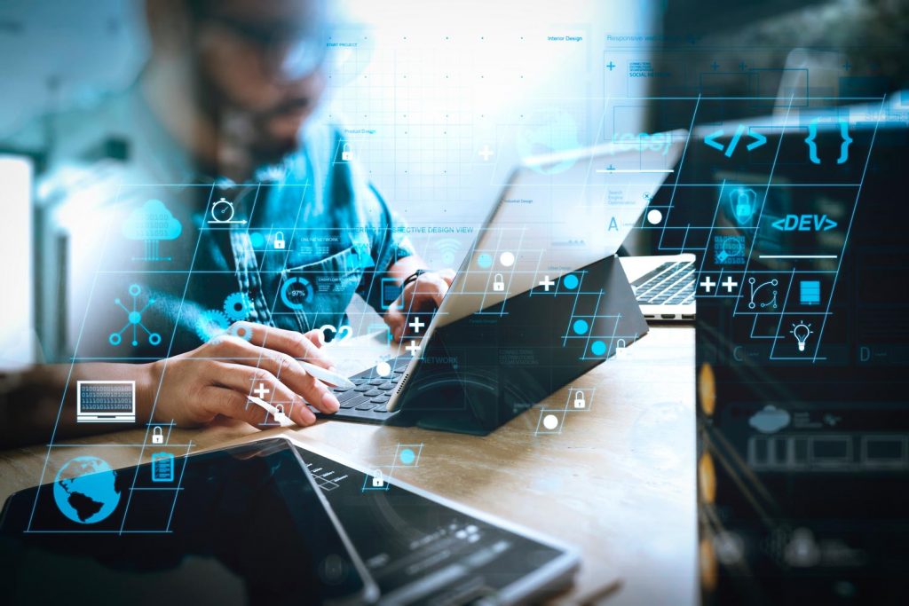 Homabre trabajando en computador aplicando el manifiesto ágil de implementación de software manifiesto-agil-implementacion-de-proyectos-1
