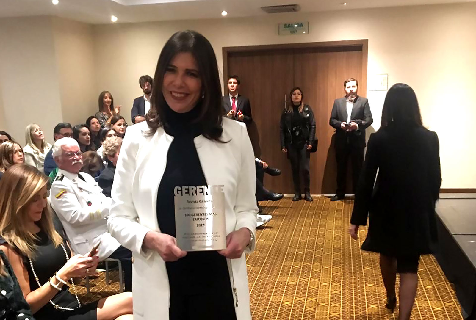 Vivianne Nauffal - Vicepresidente Administrativa y Financiera de Open, recibiendo el premio a mejor Gerente Financiera en Colombia, otorgado por la Revista Gerente.